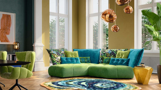 couchgarnitur-couch-sofa-bretz-stoff-velours-gruen-blau-rueckenkissen-kissen-gemustert-blume-bodentief-beistelltisch-tisch-couchtisch-gold