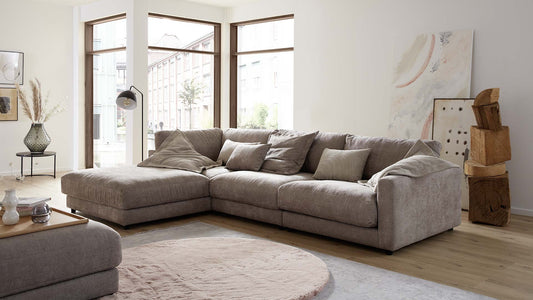 couchgarnitur-couch-sofa-ohne-fuesse-stoff-beige-braun-grau-holztablett-hocker-polstermoebel-polstergarnitur