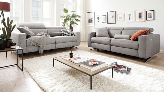 couch mit relaxfunktion elektrisch verstellbar 3 sitzer in hellgrauem Stoff und mittelgrauem Leder