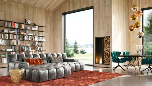 Modernes Holzwohnzimmer mit dem Bretz Ocean 7 Sofa aus silbernem Velours in Kasettenheftungsoptik.