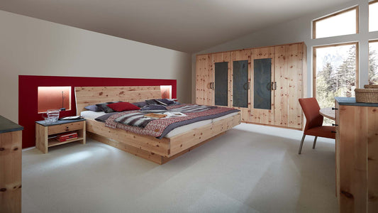 Schlafzimmer mit Massivholz Bett im rustikalen Design mit passendem Schrank und Kommoden