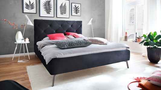 poslterbett-bett-fuesse-metall-stoff-steppung-samt-velours-schwarz-dunkel-grau-polstermoebel