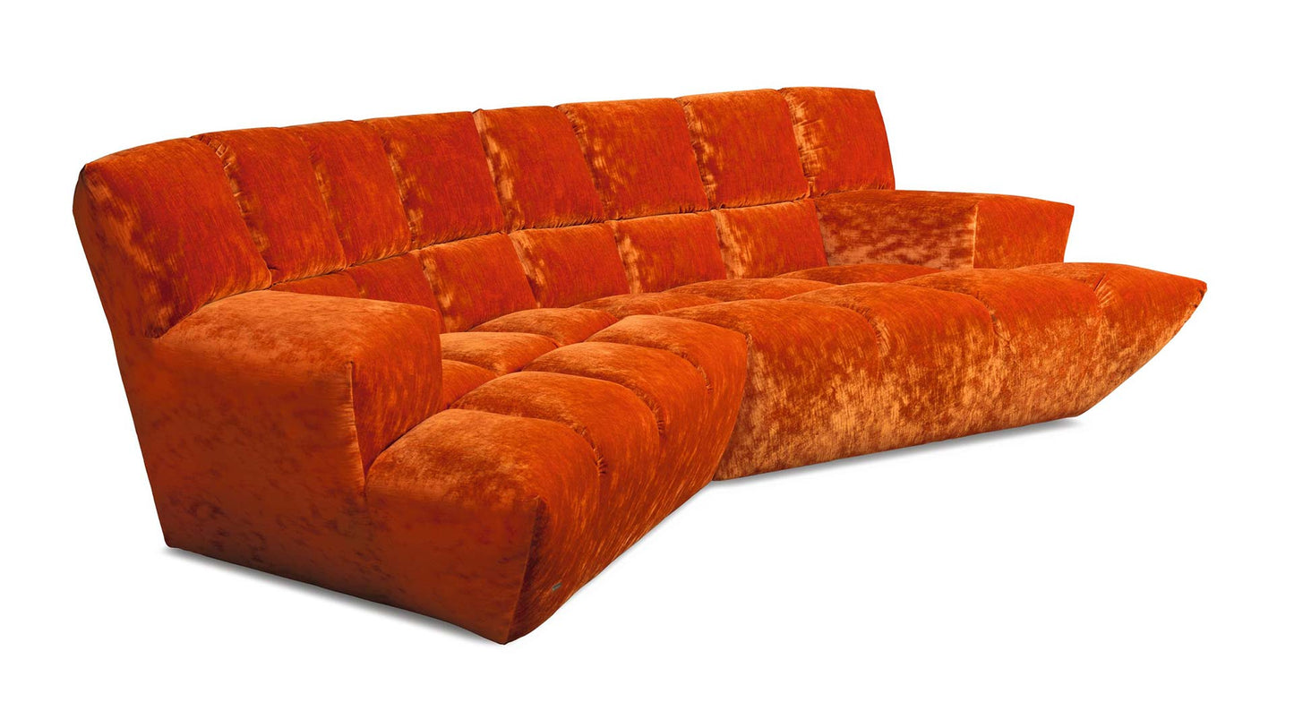 Bretz Cloud 7 Sofa mit Rautenmuster gesteppt in einem orangenen Velours.