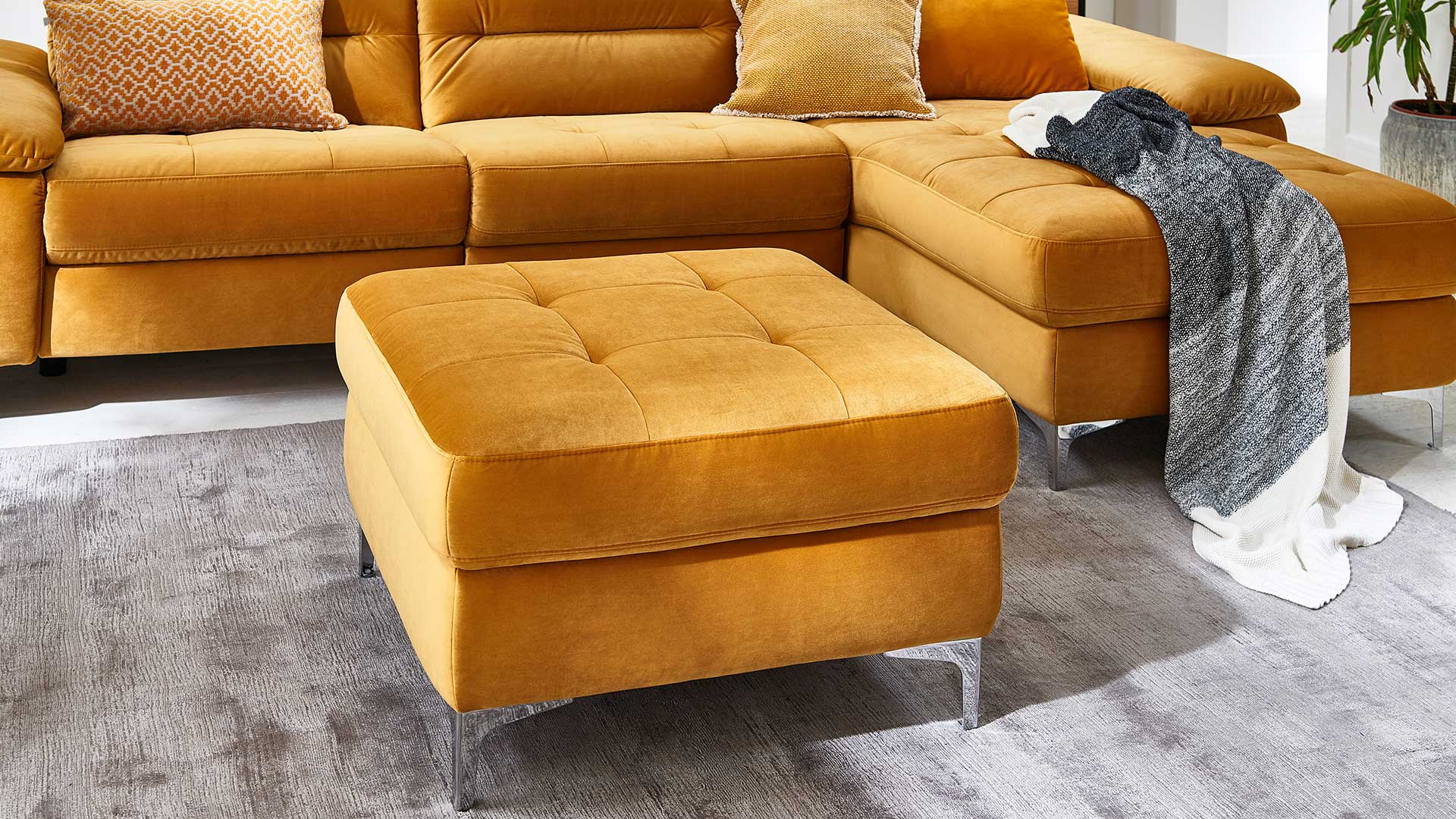 couchgarnitur-couch-sofa-stoff-velours-gelb-metallfuesse-fuesse-metall-chrom-relaxfunktion-teilmotorisch-vollmotorisch-longchair-motorisch-hocker-polstergarnitur