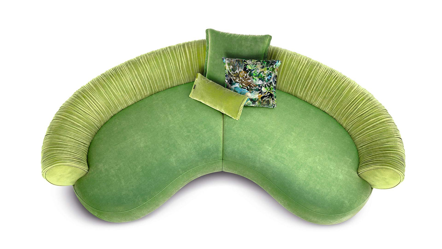 Bretz Couch Nanami in einem grünen Samtstoff von oben mit Kissen.