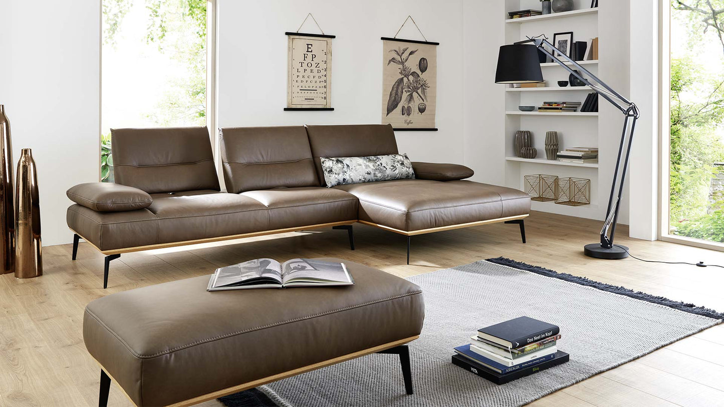 couchgarnitur-couch-sofa-leder-gruen-olivgvruen-braun-holzrahmen-metallfuesse-fuesse-metall-sitztiefenverstellung-verstellbare-armlehnen-polstergarnitur-hocker