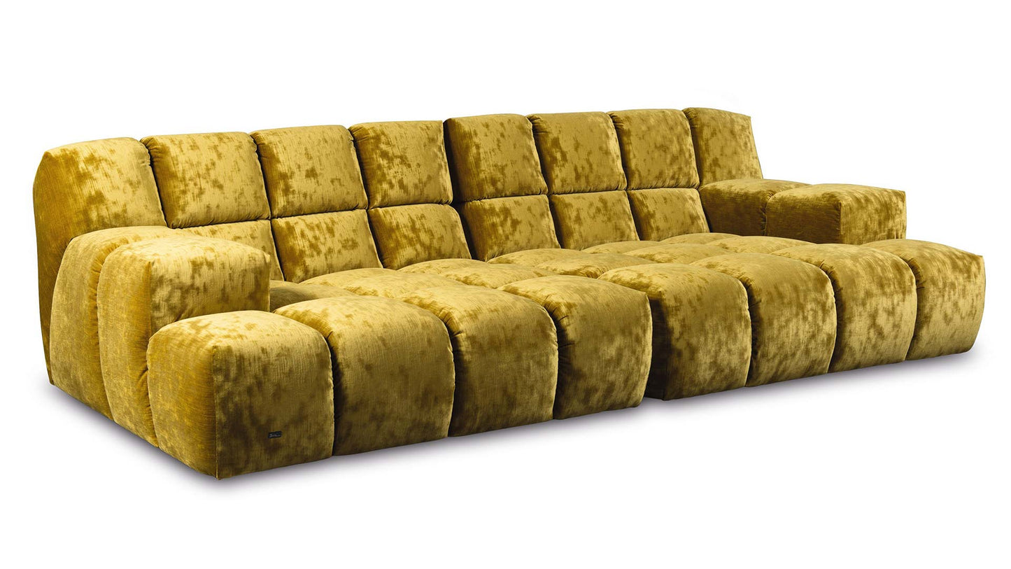 Bretz Cloud 7 Sofa bodentief in goldenem Velours.
