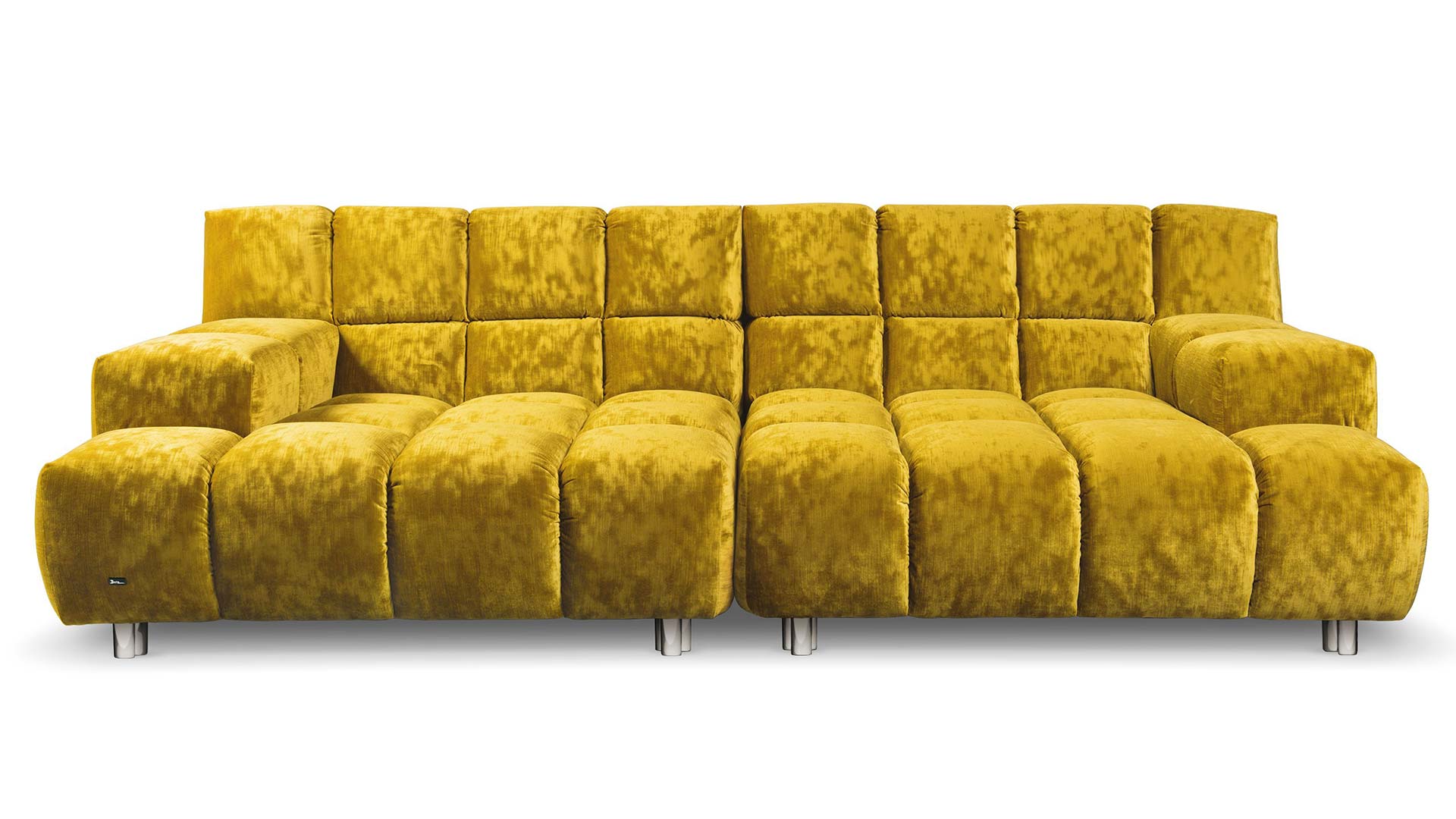 Bretz Cloud 7 Sofa mit silbernen Füßen in goldenem, senfgelbem Velours.