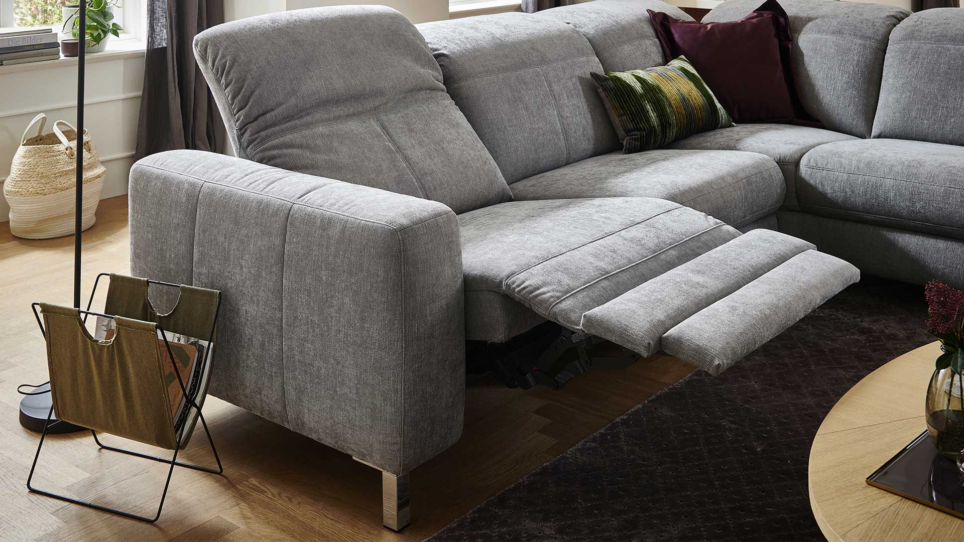 couchgarnitur-couch-sofa-stoff-grau-fuesse-metall-schwarz-metallfuesse-kopfteilverstellung-longchair-motorische-relaxfunktion-schlaffunktion
