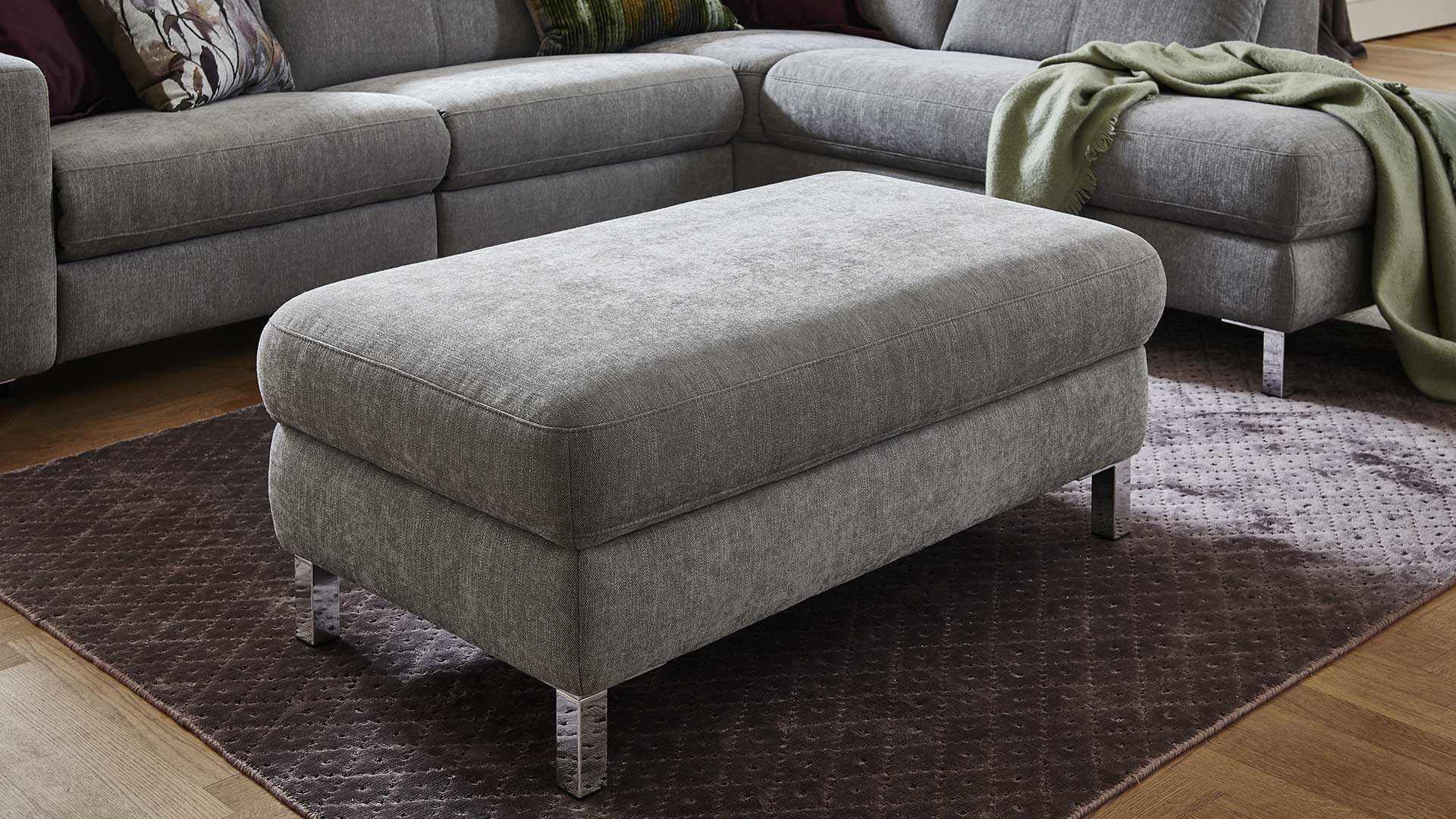 couchgarnitur-couch-sofa-stoff-grau-fuesse-metall-schwarz-metallfuesse-kopfteilverstellung-longchair-motorische-relaxfunktion-schlaffunktion-hocker