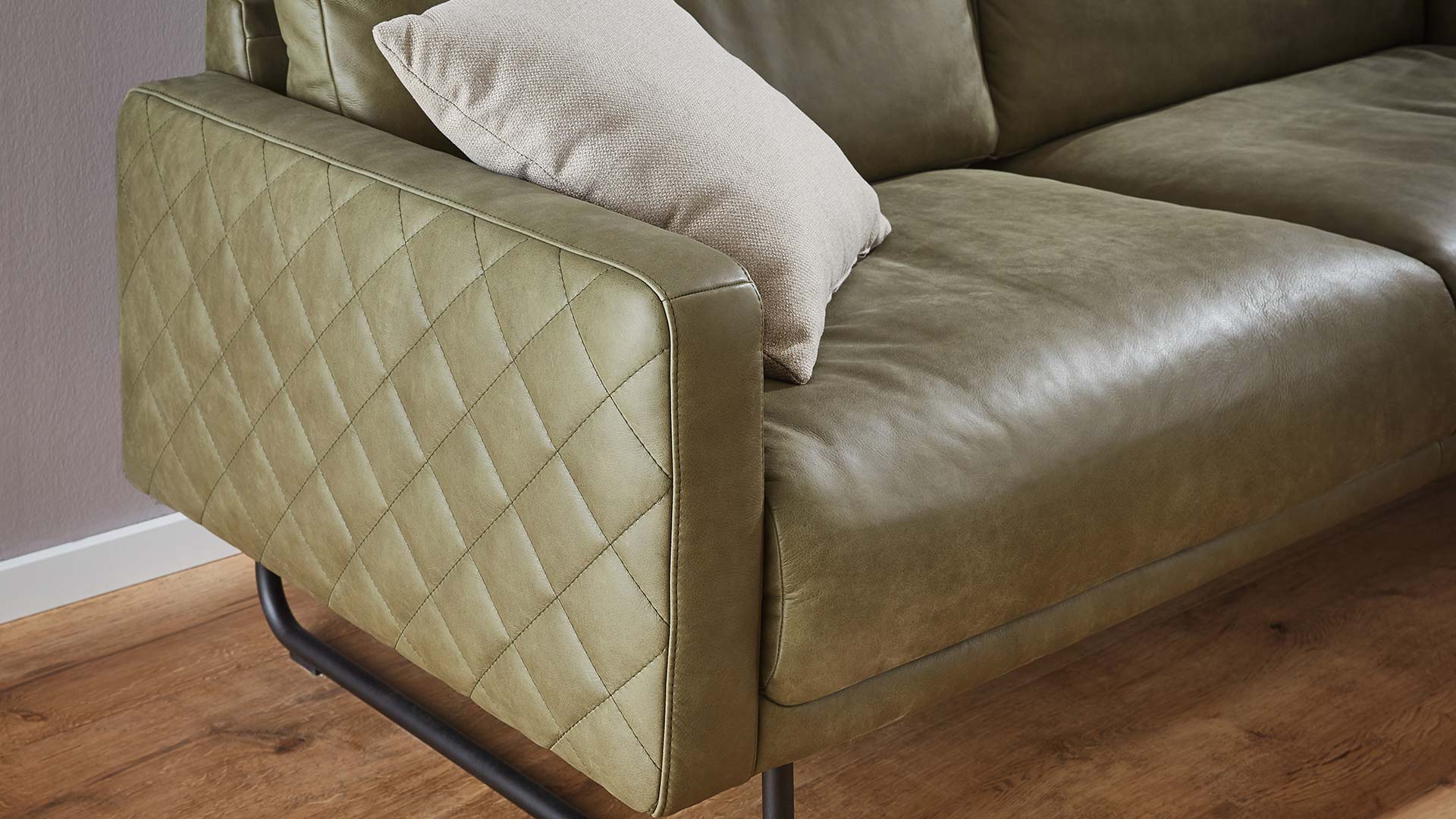 Sofa-zum-abverkauf-gruen-leder-reduzie