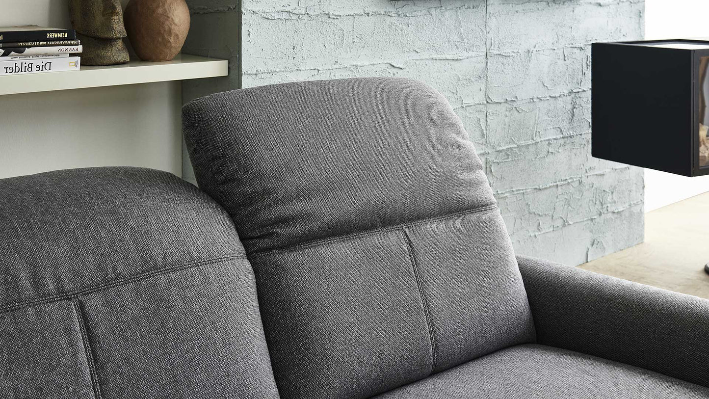 couchgarnitur-couch-sofa-stoff-grau-fuesse-metall-chrom-metallfuesse-kopfteilverstellung-longchair-motorische-relaxfunktion-schlaffunktion