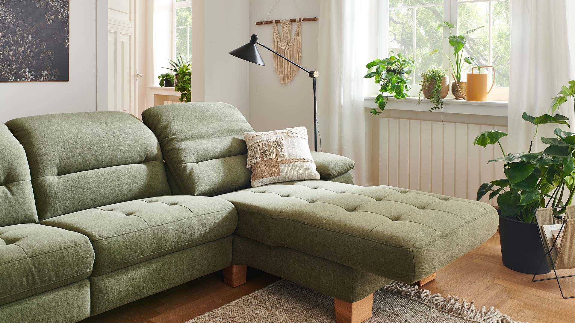 Sofa mit elektrisch verstellbarem Fußteil für Longchair Option in dunkelgrünem Stoff