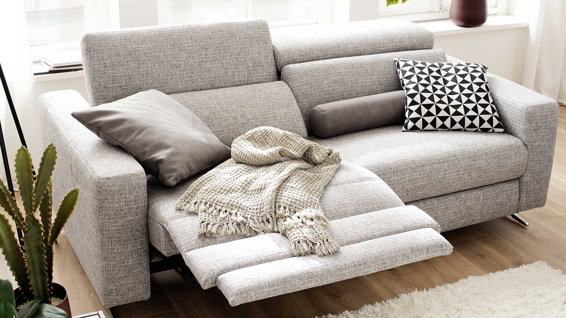 couchgarnitur-couch-sofa-stoff-hellgrau-grau-teilmotorisch-motorisch-verstellbares-kopfteil-kofteilverstellung-metallkufe