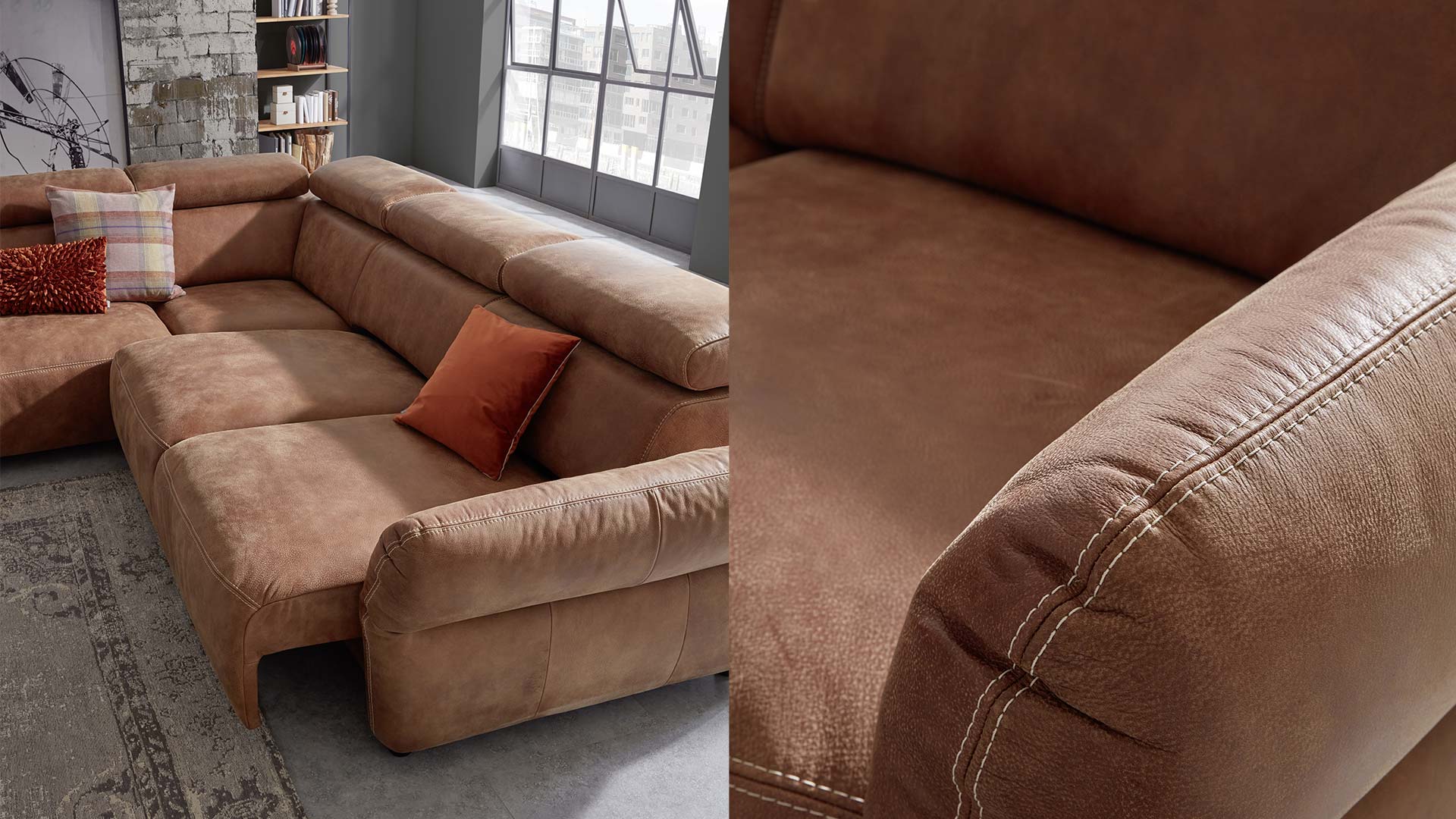 Elektrisch verstellbare Couch in braunem Leder mit motorischem Sitzvorzug in einem Wohnzimmer im Industrial Style