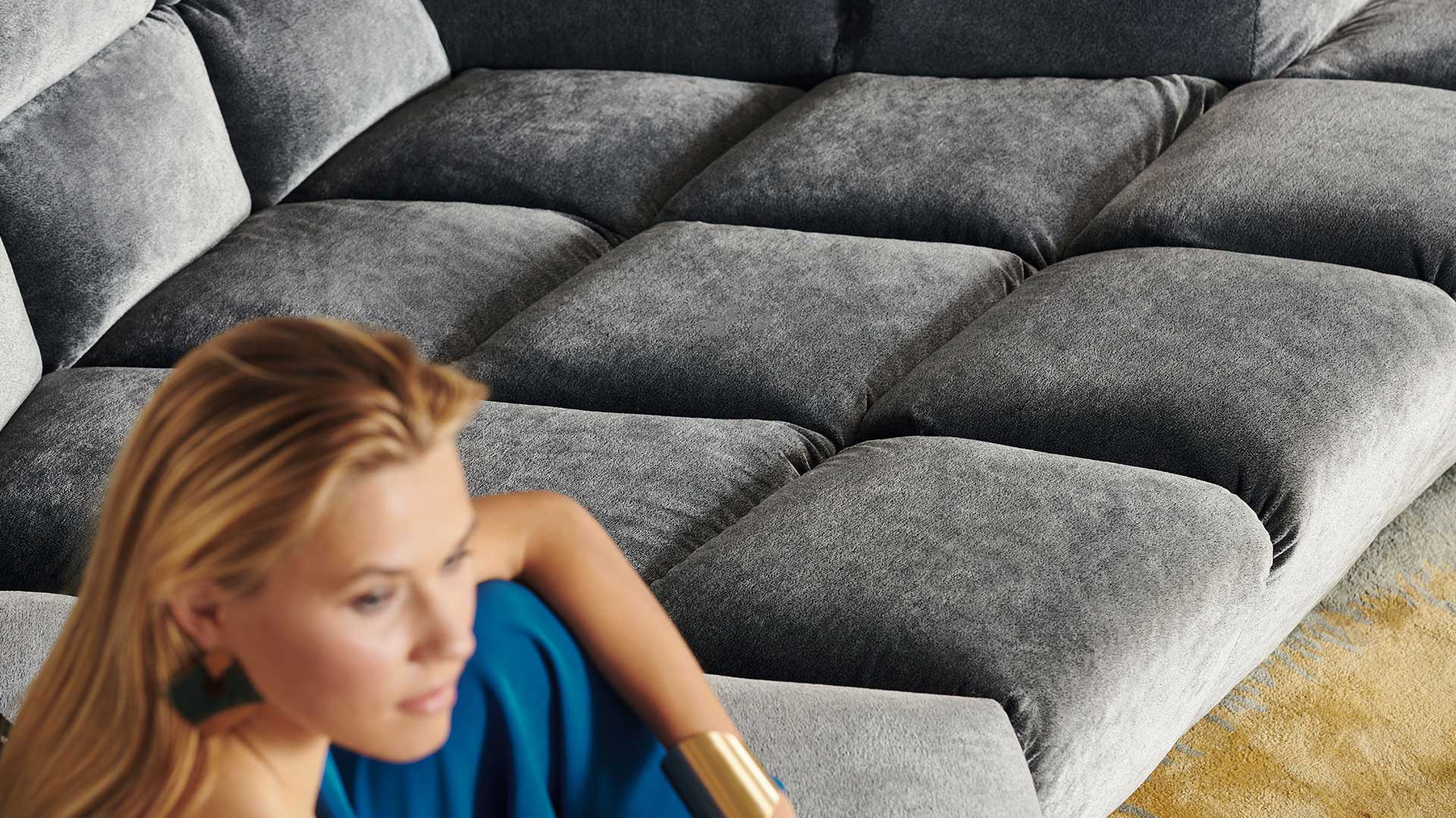 Bretz Cloud 7 Sofa in anthrazit, silbernem Velours und Rautenmuster von oben.