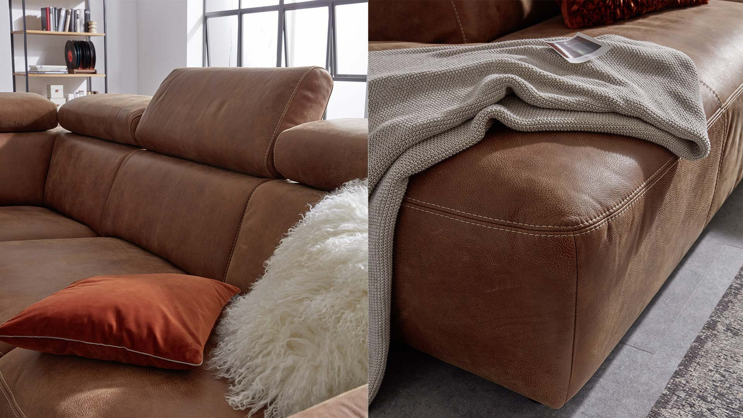 Elektrisch verstellbare Couch in braunem Leder mit Kontrastnaht in einem Wohnzimmer im Industrial Style.