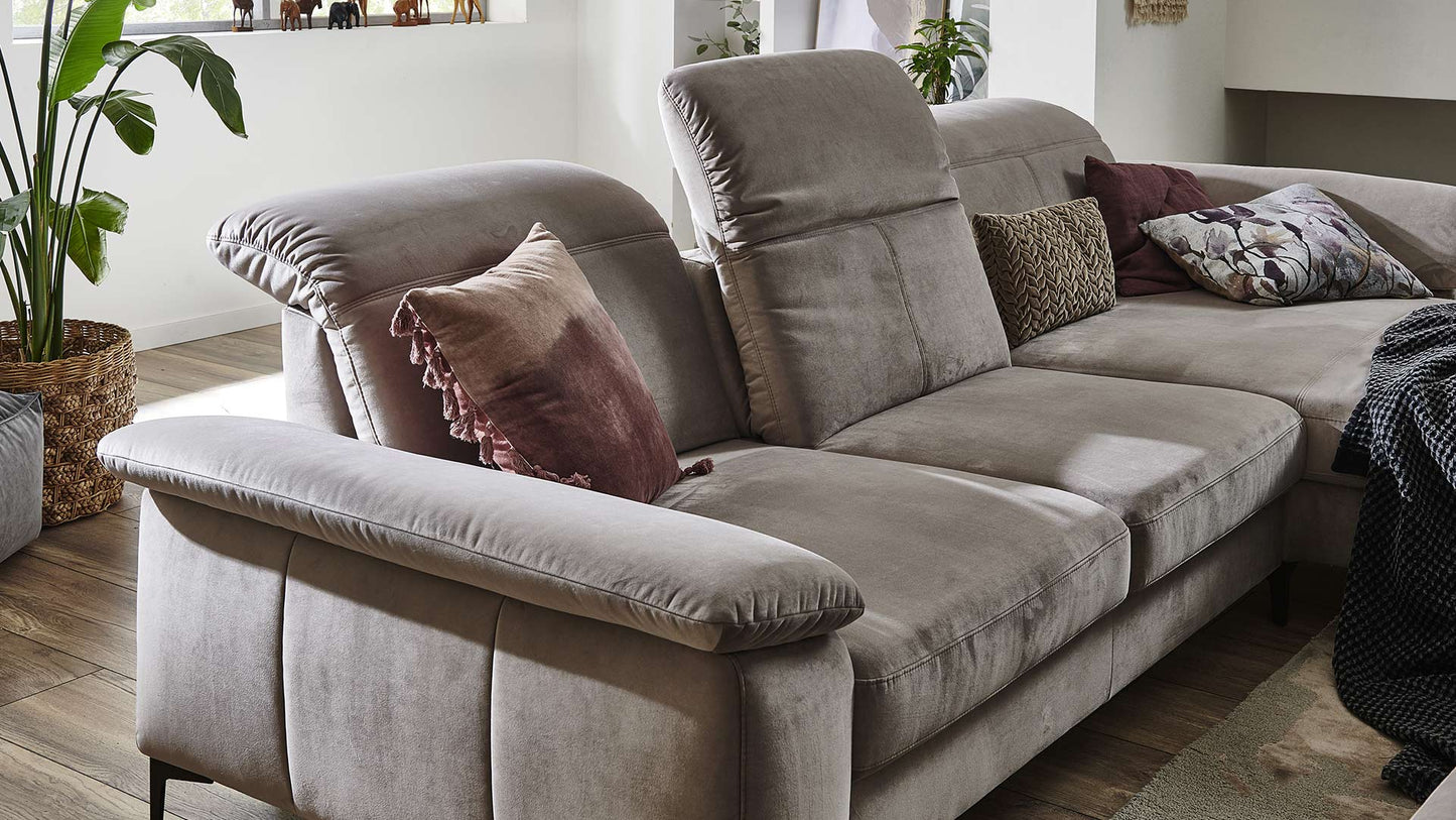 Couch mit verstellbarer Rückenlehne an allen Sitzplätzen