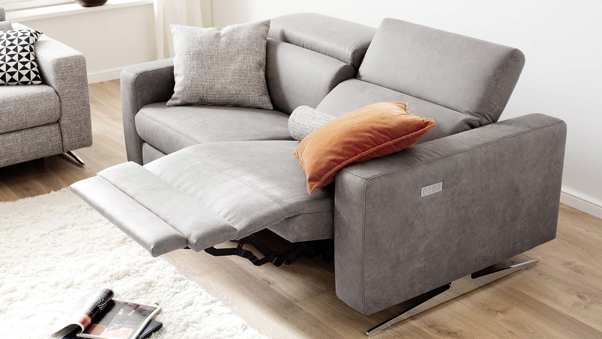 couch mit relaxfunktion elektrisch verstellbar 3 sitzer in grauem Leder