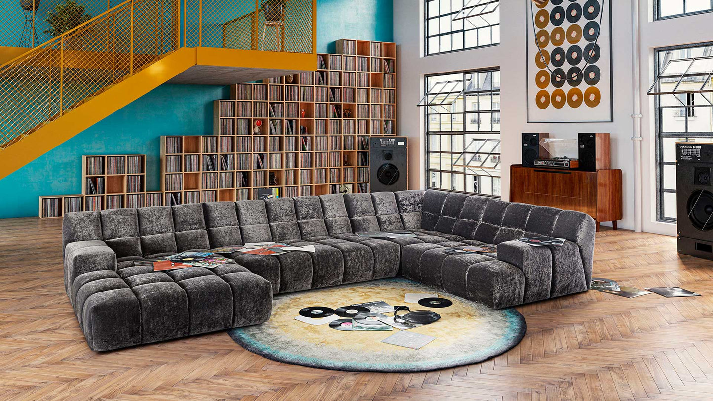 Buntes Wohnzimmer mit der Bretz Couch 7 Polstercouch in anthrazitem Samt.