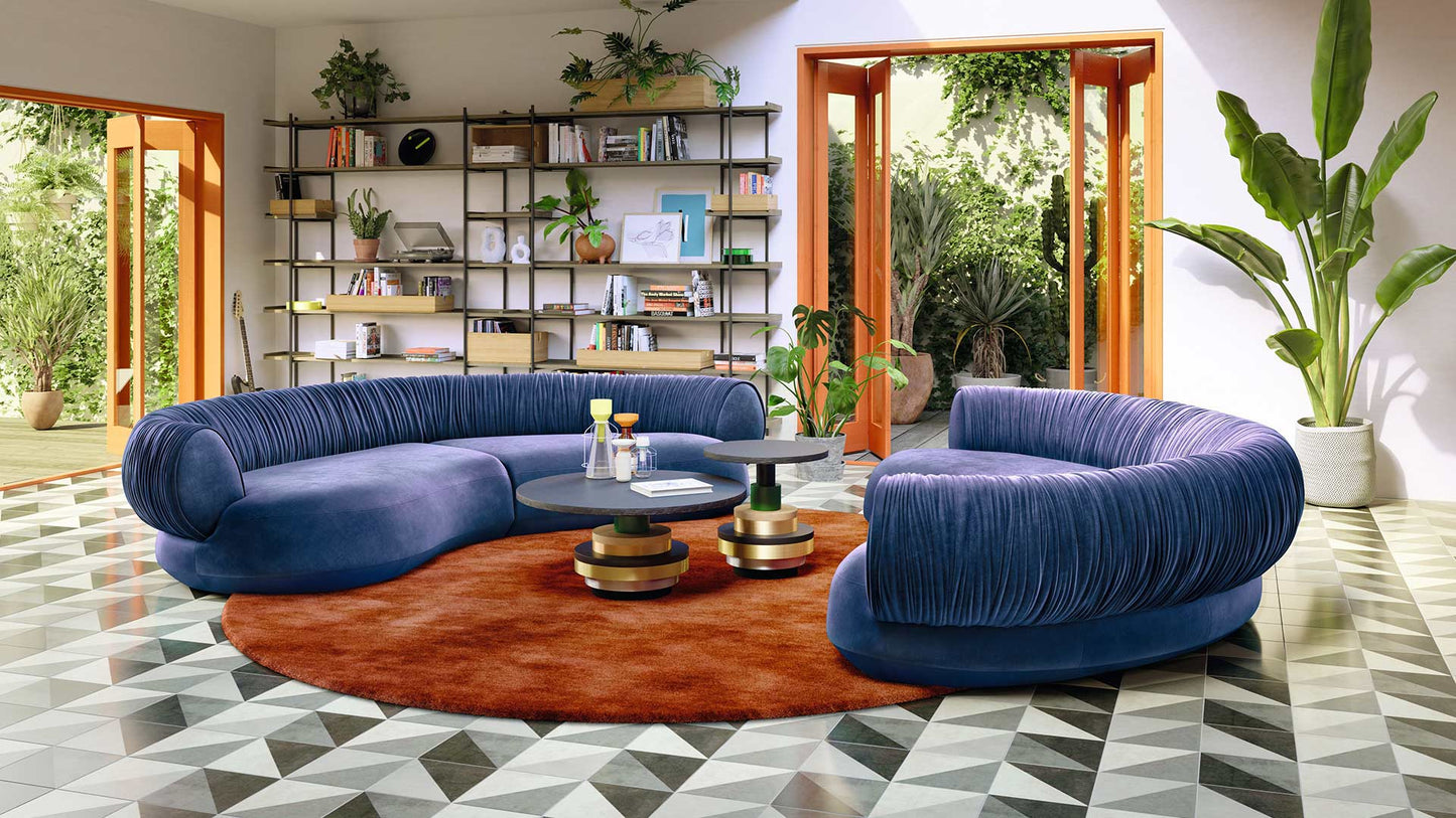Tropisches Wohnzimmer mit der Bretz Couch Nanami in einem blau-violetten Velours.