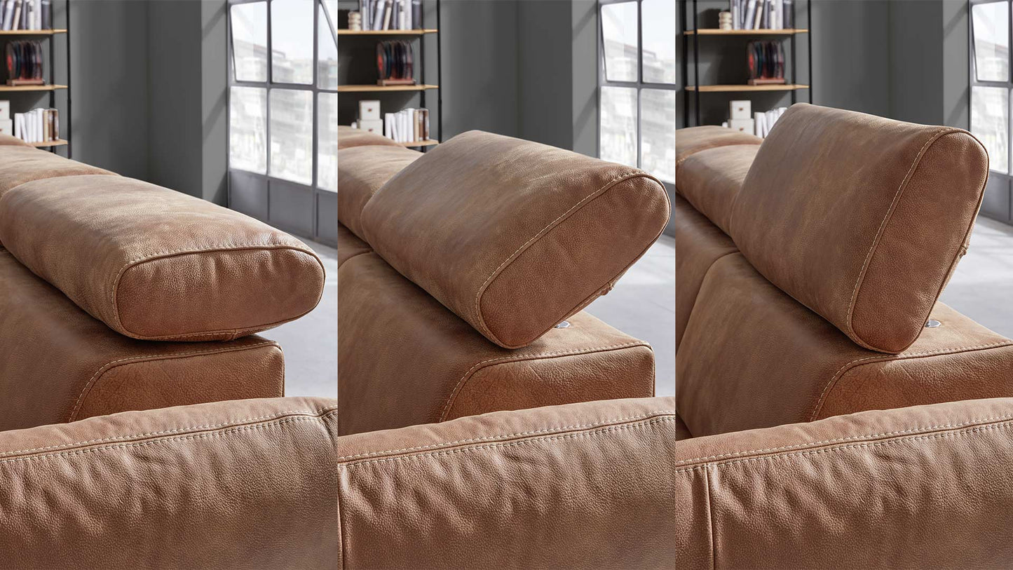 Elektrisch verstellbare Couch in braunem Leder mit verstellbarem Kopfteil in einem Wohnzimmer im Industrial Style.