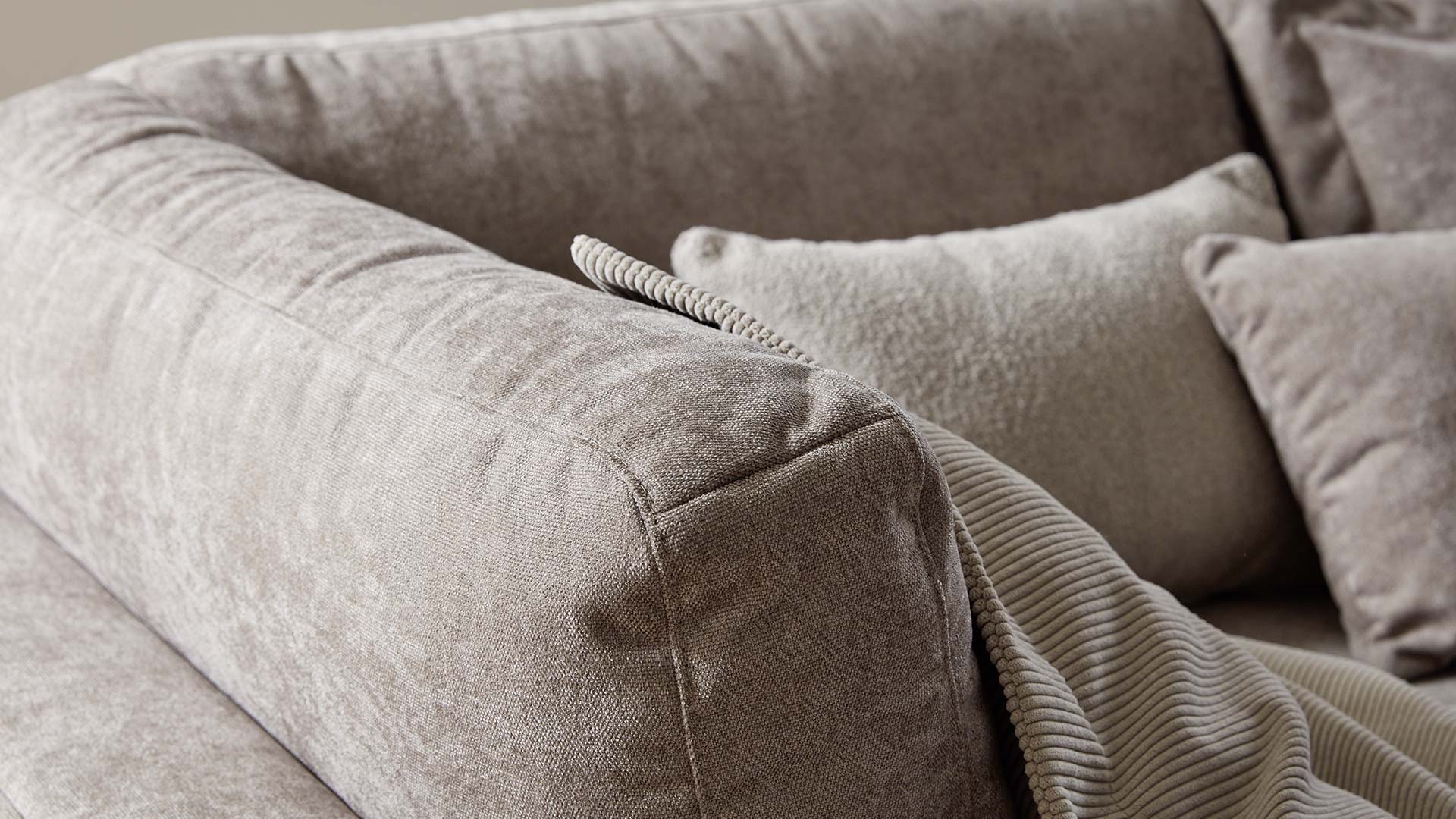 couchgarnitur-couch-sofa-ohne-fuesse-stoff-beige-braun-grau-holztablett-hocker-polstermoebel-polstergarnitur
