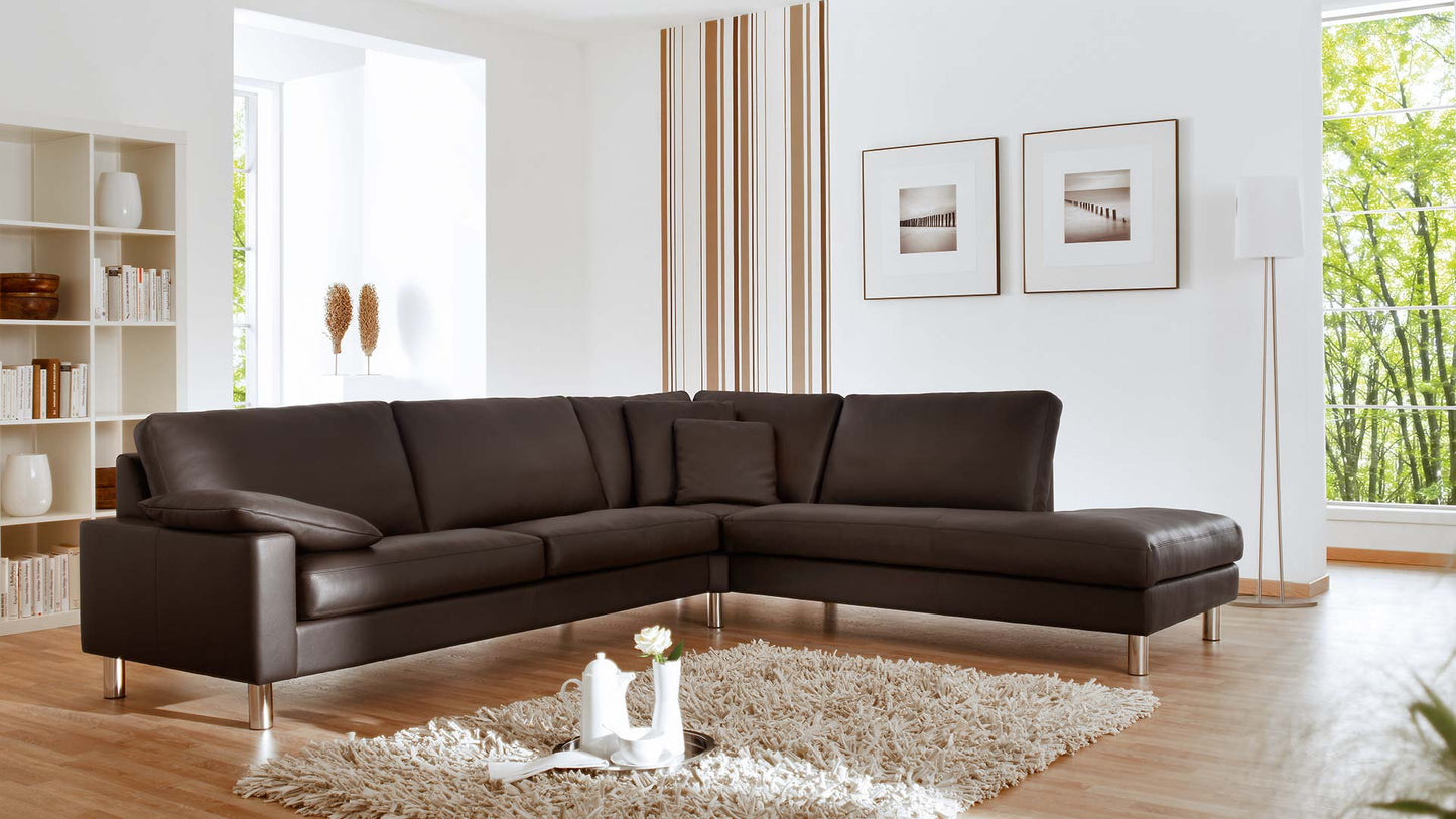 couchgarnitur-couch-sofa-leder-braun-dunkelbraun-fuesse-metall-chrom-metallfuesse-kopfstuetze-fussstuetze-polstergarnitur-design