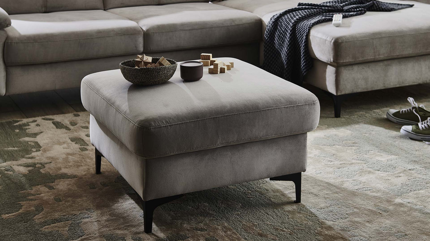 couchgarnitur-couch-sofa-leder-grau-beige-braun-fuesse-metall-schwarz-metallfuesse-kopfteilverstellung-longchair-motorische-relaxfunktion-schlaffunktion-hocker