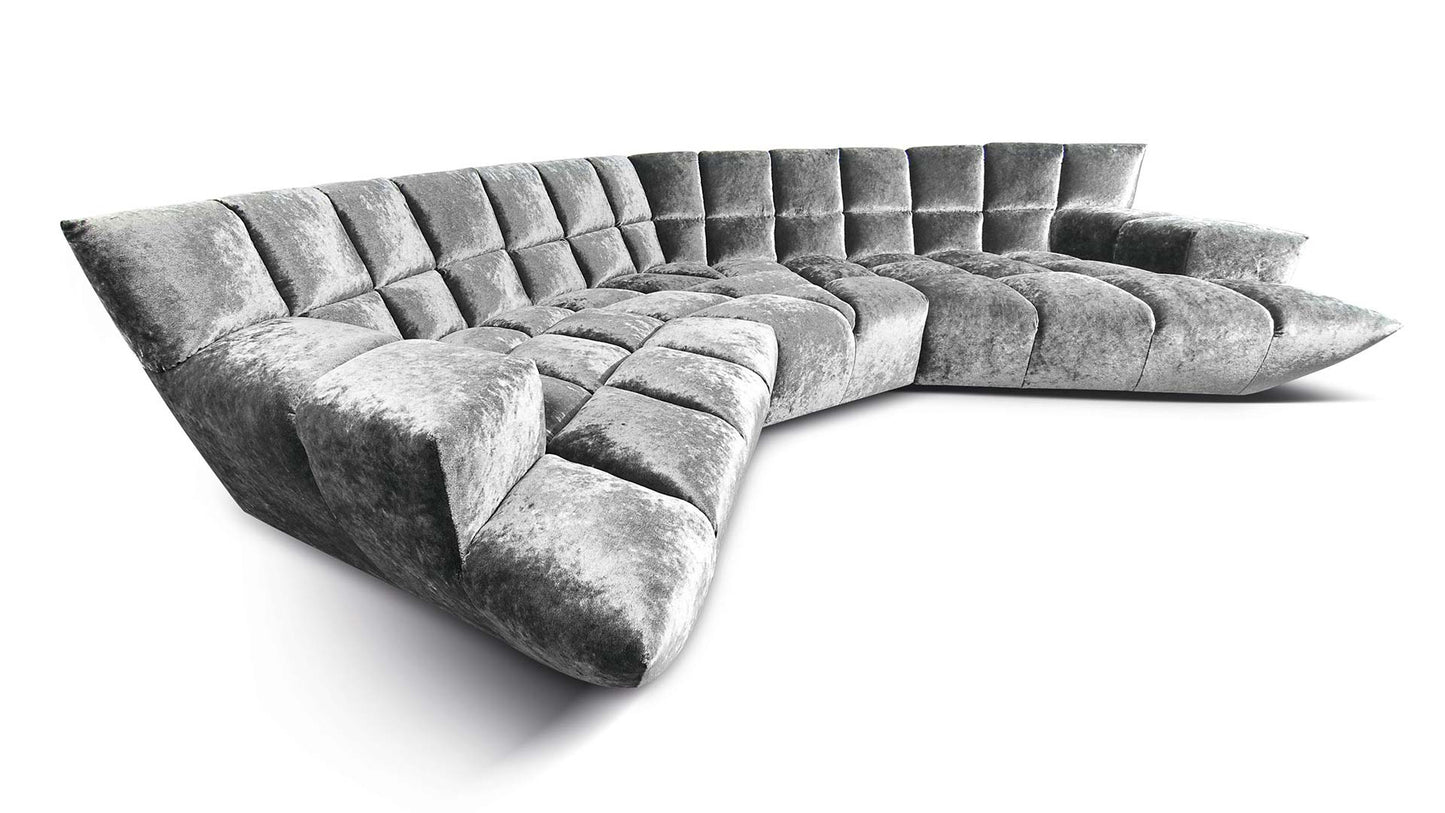 Bretz Cloud 7 Sofa mit Rautenmuster in einem silbernen Velours.