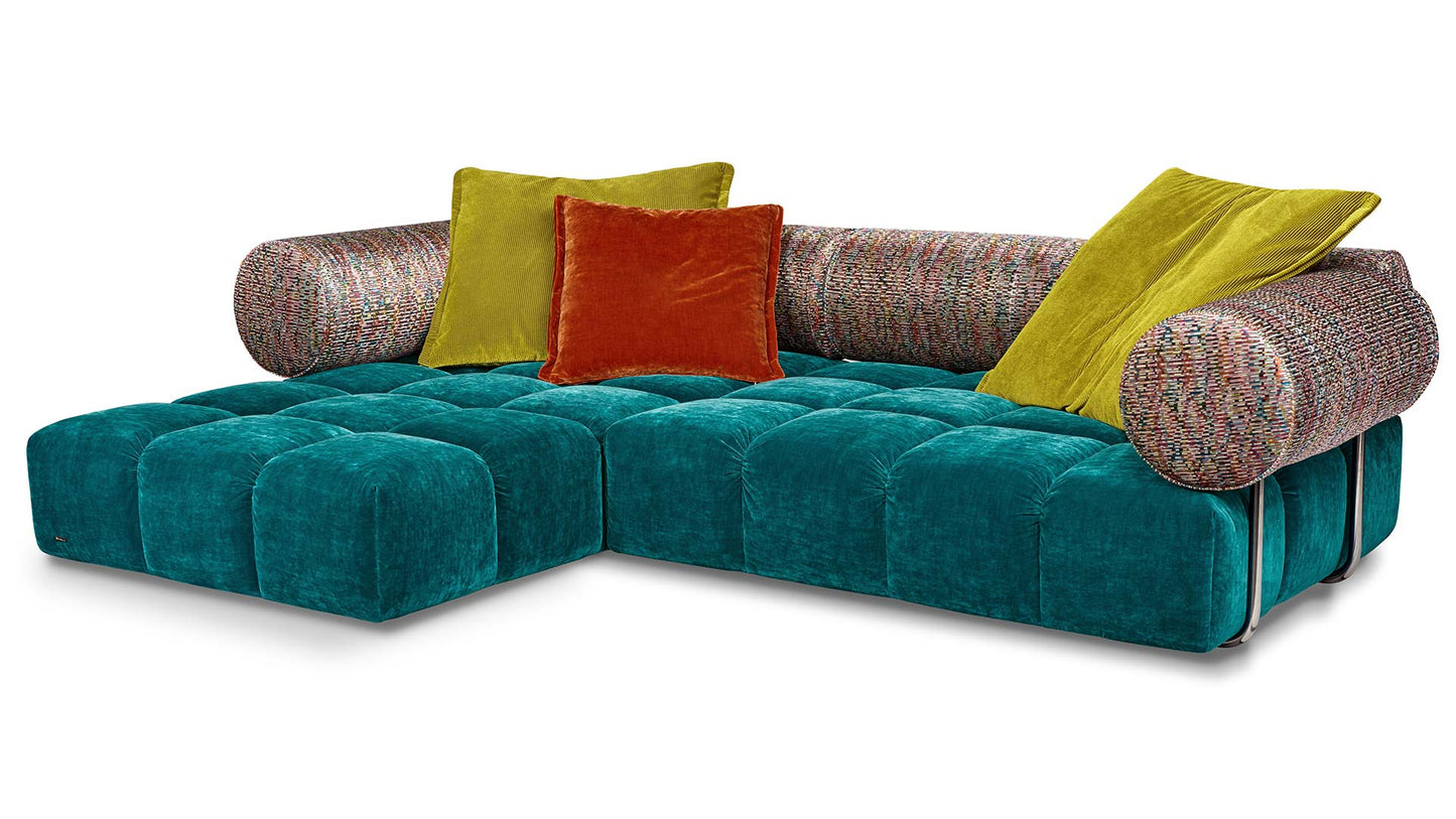 Ed Couch von Bretz türkisem Velours und bunt gemusterten Polsterrollen und orangem und gelben Plaidkissen in Velours und Cord.