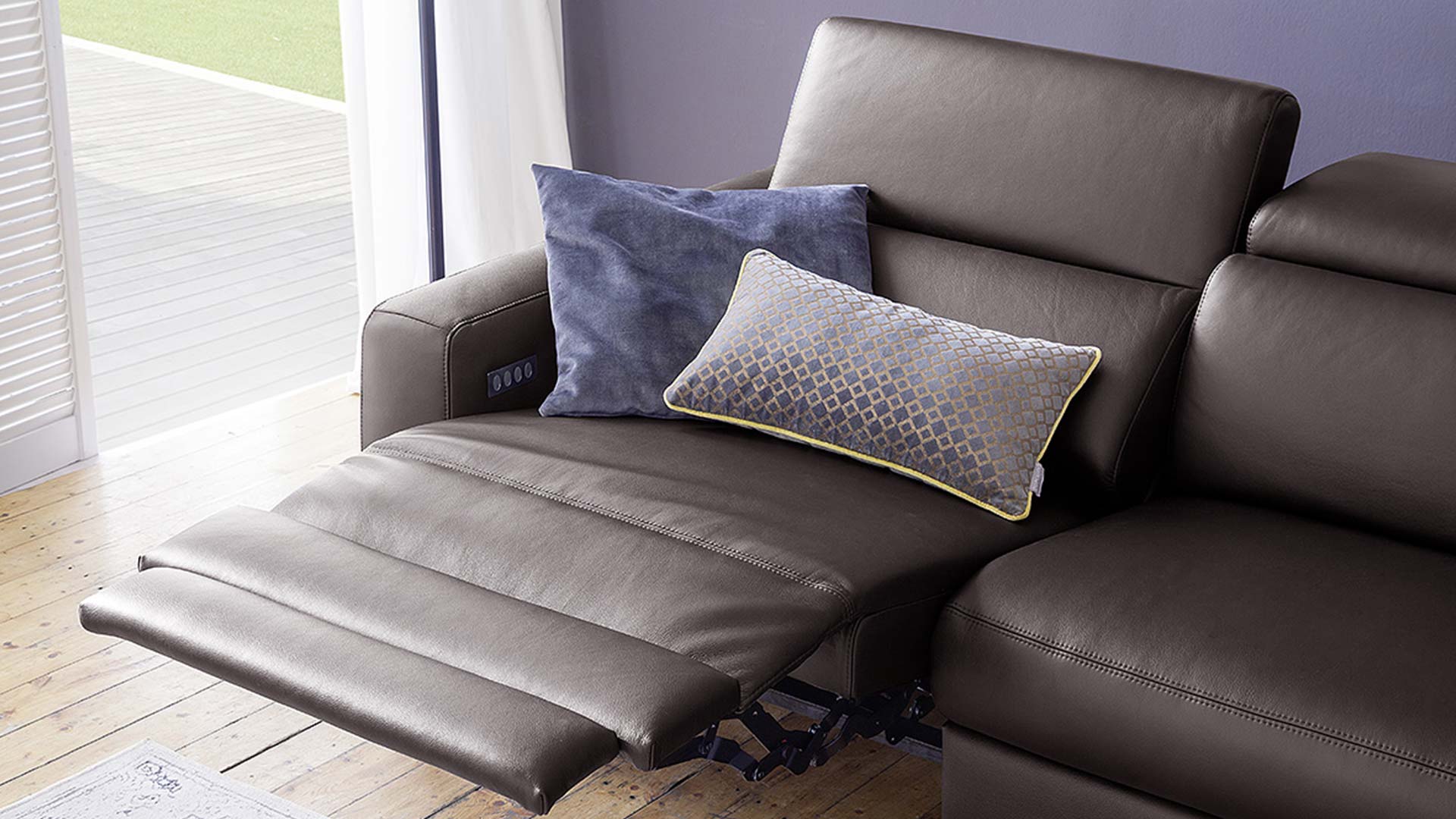 3 Sitzer Couch mit elektrisch verstellbarer Relaxfunktion in Dunkelbraun, Leder