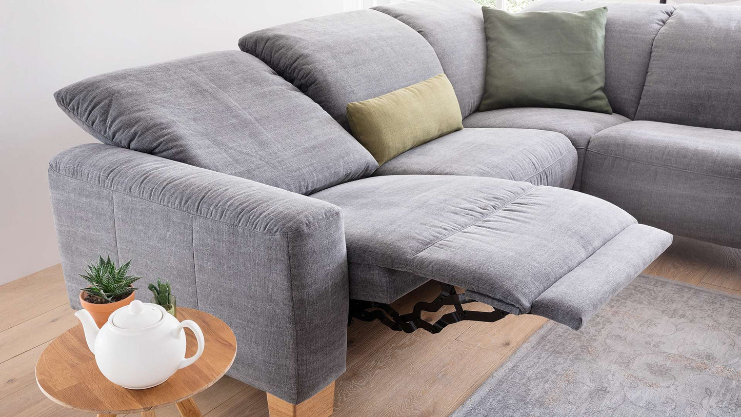 couchgarnitur-sofa-stoff-grau-blau-holzfuesse-fuesse-holz-verstellbares-kopfteil-relaxfunktion-motorisch-teilmotorisch-polstergarnitur-polstermoebel