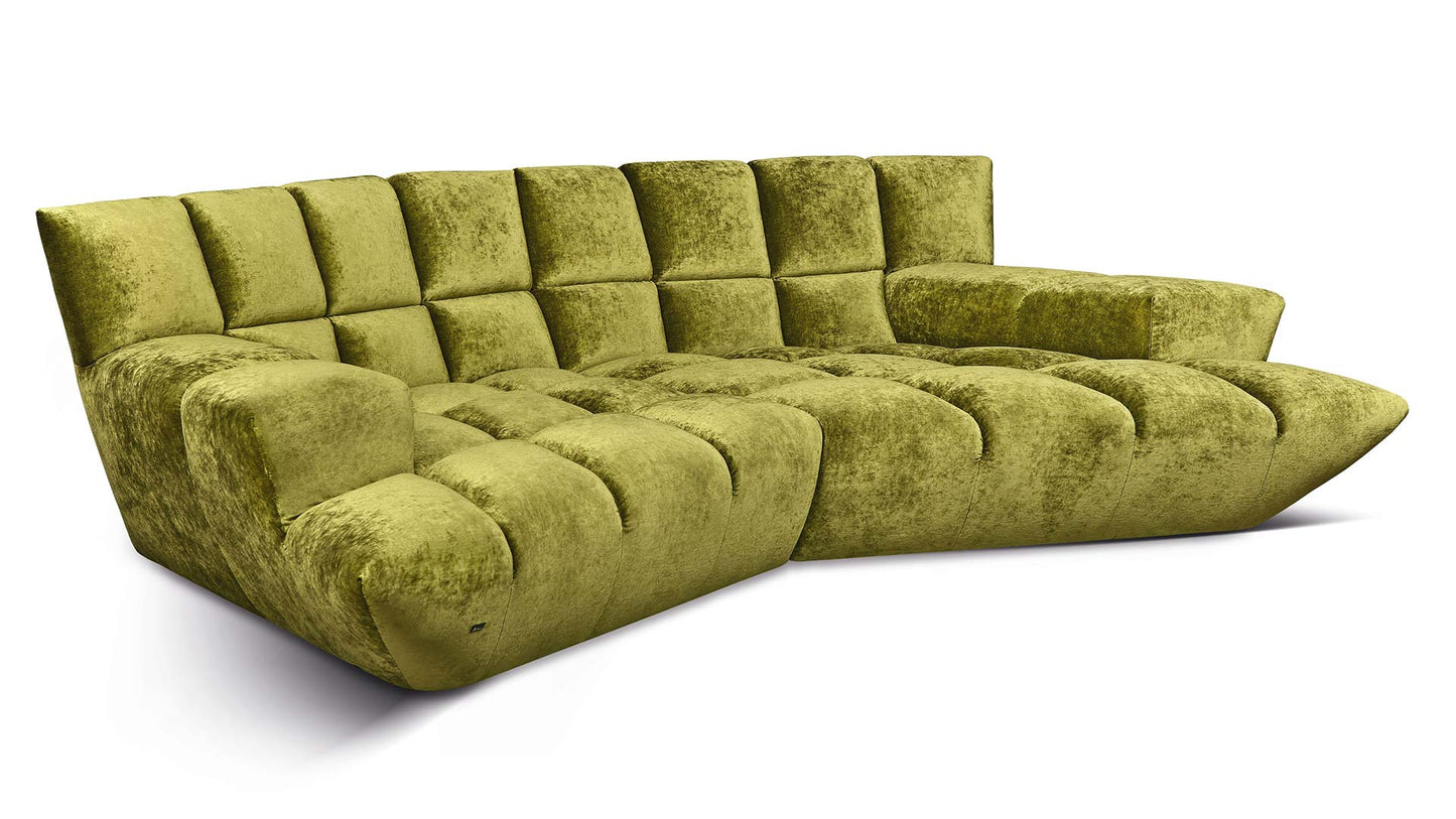 Bretz Cloud 7 Sofa mit Rautenmuster in einem hopfengrünen Velours.