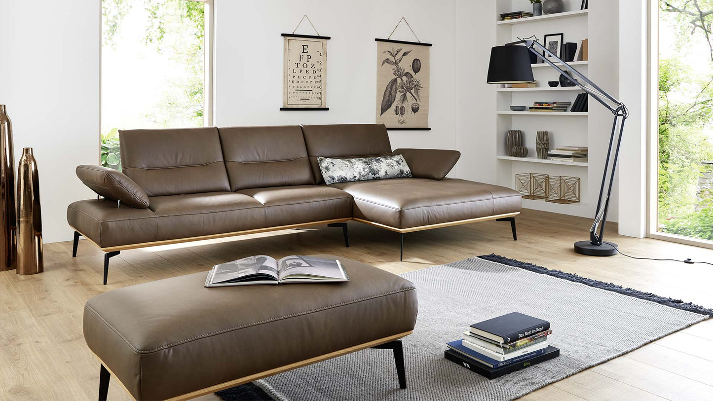 couchgarnitur-couch-sofa-leder-gruen-olivgvruen-braun-holzrahmen-metallfuesse-fuesse-metall-sitztiefenverstellung-verstellbare-armlehnen-polstergarnitur-hocker