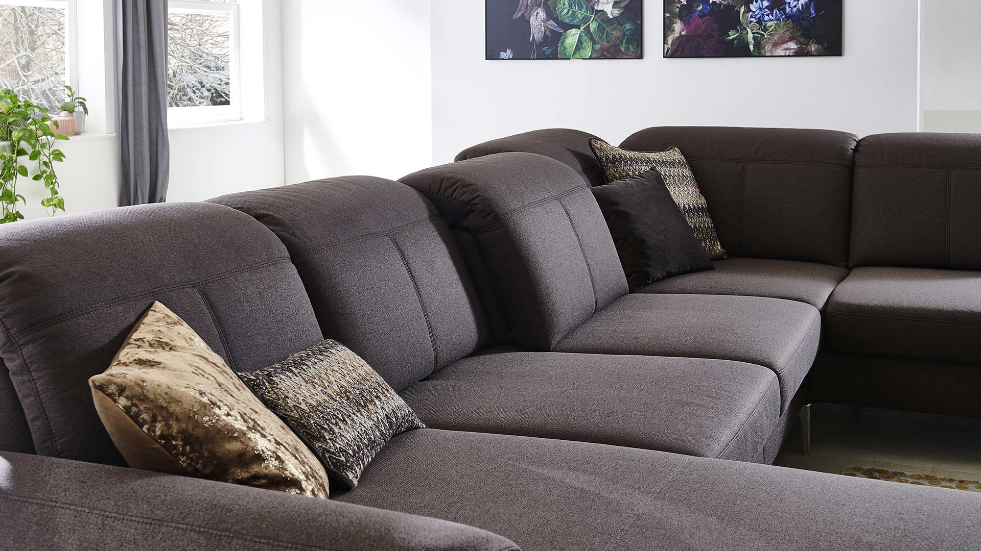 couchgarnitur-couch-sofa-stoff-braun-fuesse-metall-chrom-metallfuesse-kopfteilverstellung-longchair-motorische-relaxfunktion-schlaffunktion