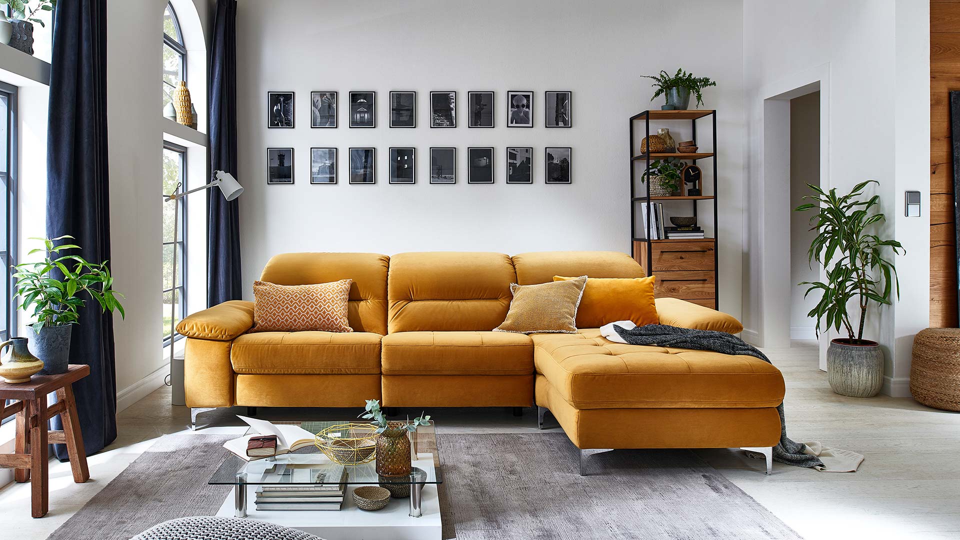 couchgarnitur-couch-sofa-stoff-velours-gelb-metallfuesse-fuesse-metall-chrom-relaxfunktion-teilmotorisch-vollmotorisch-longchair-motorisch-polstergarnitur