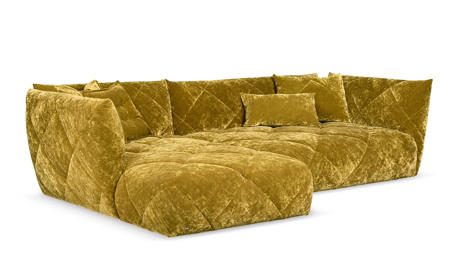 Bretz Sofa Teratai als Ecksofa in goldenem, senfgelbem Velours in Rautenoptik.