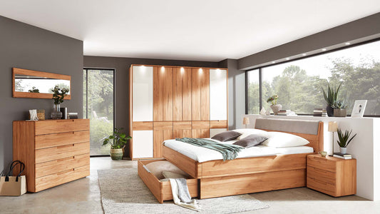 Schlafzimmersystem mit Naturholzbett mit Schublade, Nachttisch, beleuchtetem Kleiderschrank und Kommode in Kernbuche Massivholz.