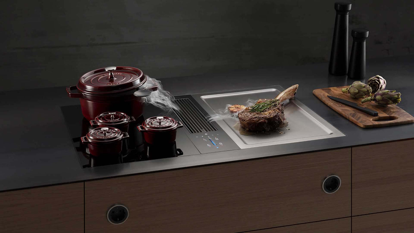 Dunkle Küchenzeile mit BORA Kochfeld mit Abzug mit zentraler Steuerung und Tepan-Edelstahlgrill.