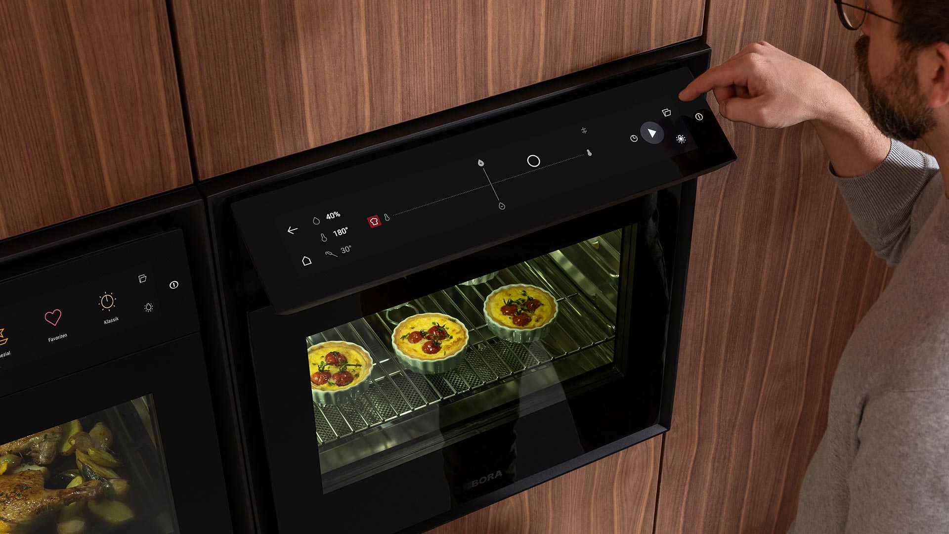 Der Bora Backofen X BO in schwarz mit Dampf, hochklappbarem Touchdisplay und voreingestellten Programmen sowie manueller Einstellung der Zieltemperatur, Zielfeuchtigkeit und Gardauer., 