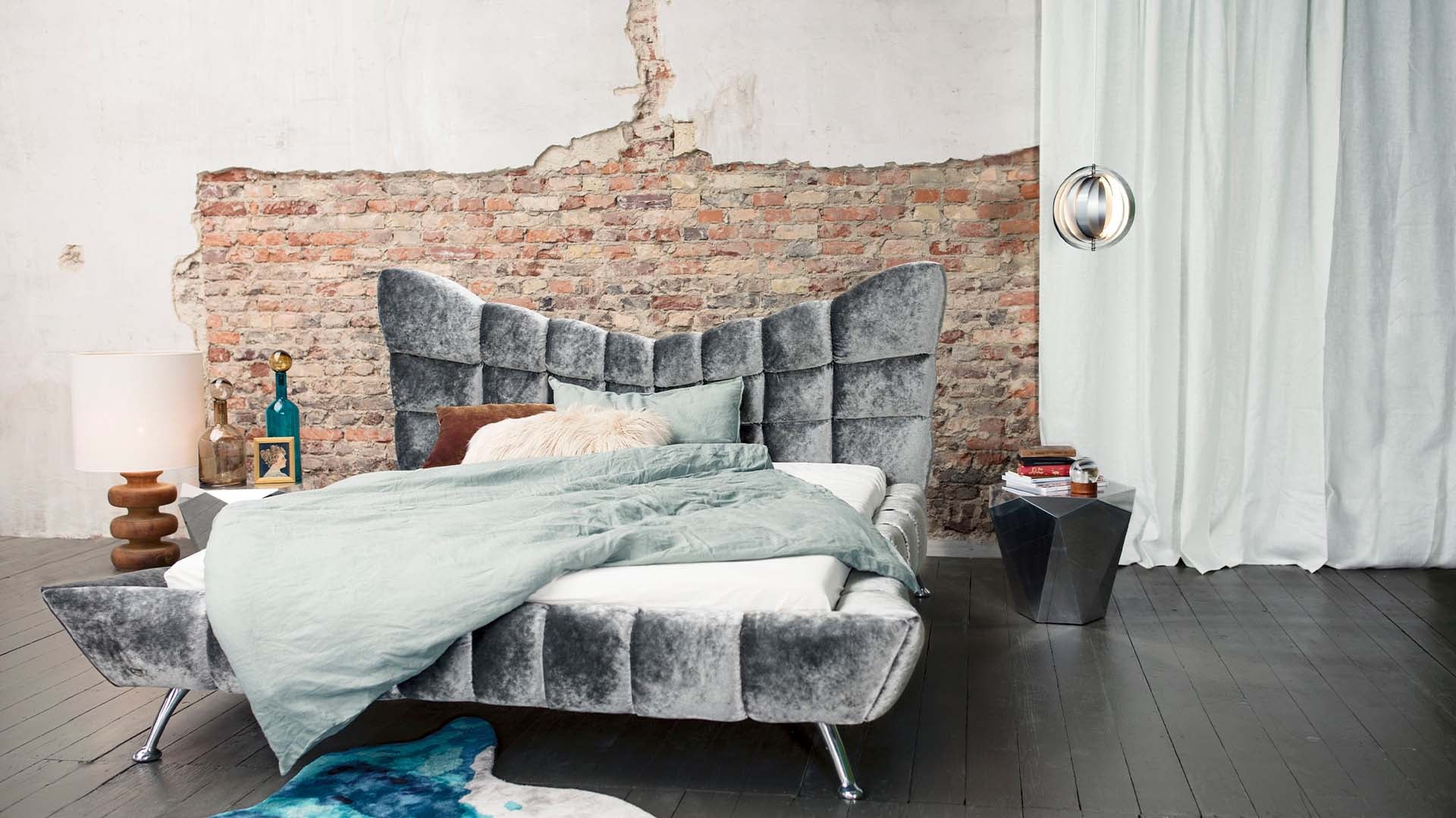 Helles Schlafzimmer mit dem Bretz Bett Cloud 7 in silbernem Velours mit silbernen Füßen.