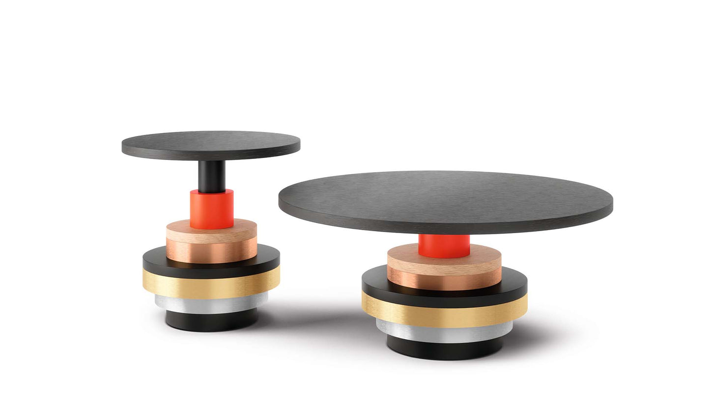 Großer und kleiner Bretz Tisch Disquo mit verschiedenen Runden Platten und orangenem, goldenem, silbernem und kupferfarbenem Akzent.