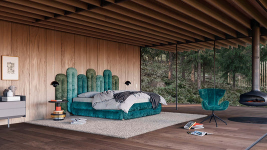 Schlafzimmer aus Holz mit Fensterfront mit Bretz Bett Creole in petrolfarbendem, türkisem und grünem Velours.