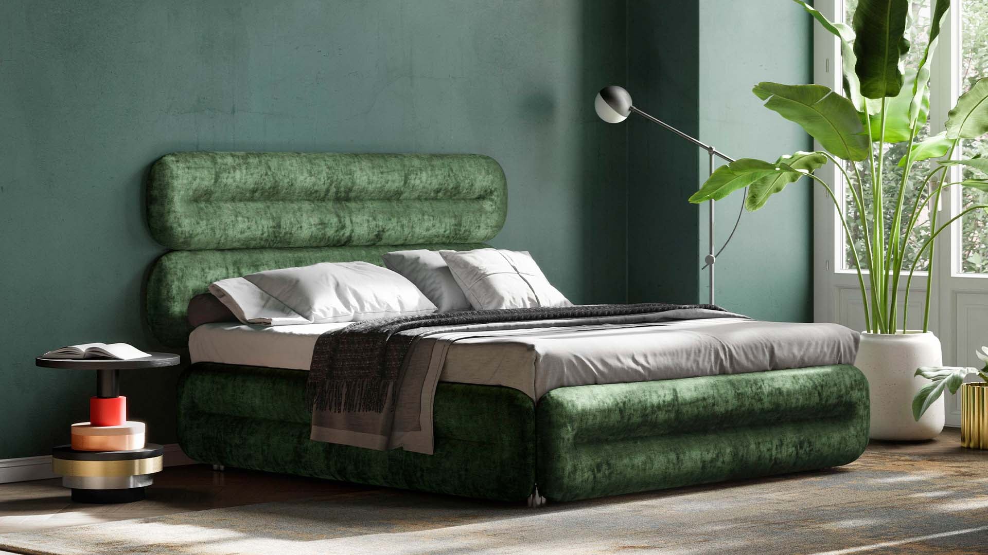 Dunkelgrünes Schlafzimmer mit Bretz Bett Creole in einem dunkelgrünem Velours.