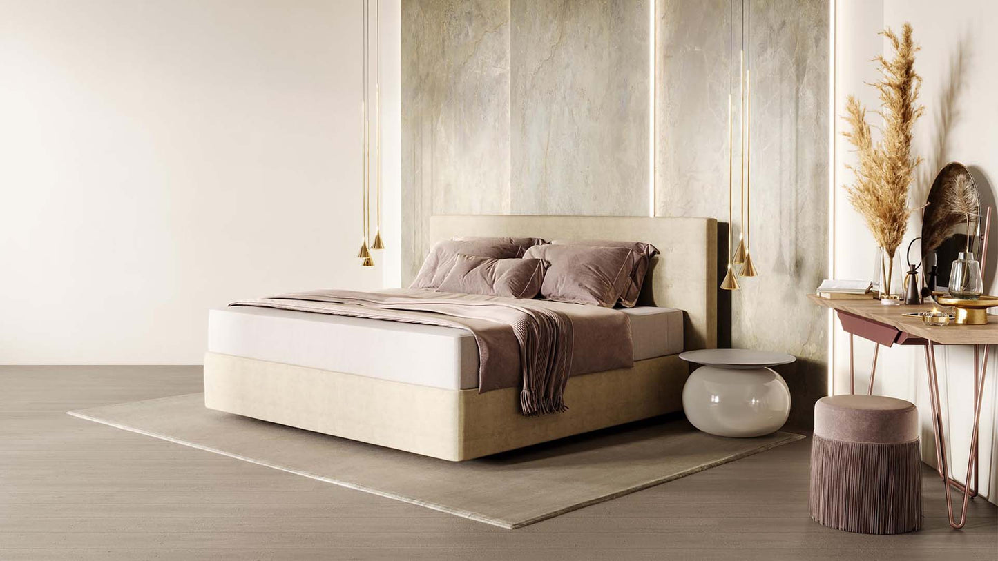 Helles Schlafzimmer mit Hüsler Nest Bett in beigem Stoff und glattem Kopfteil als natürliches Boxspringbett.