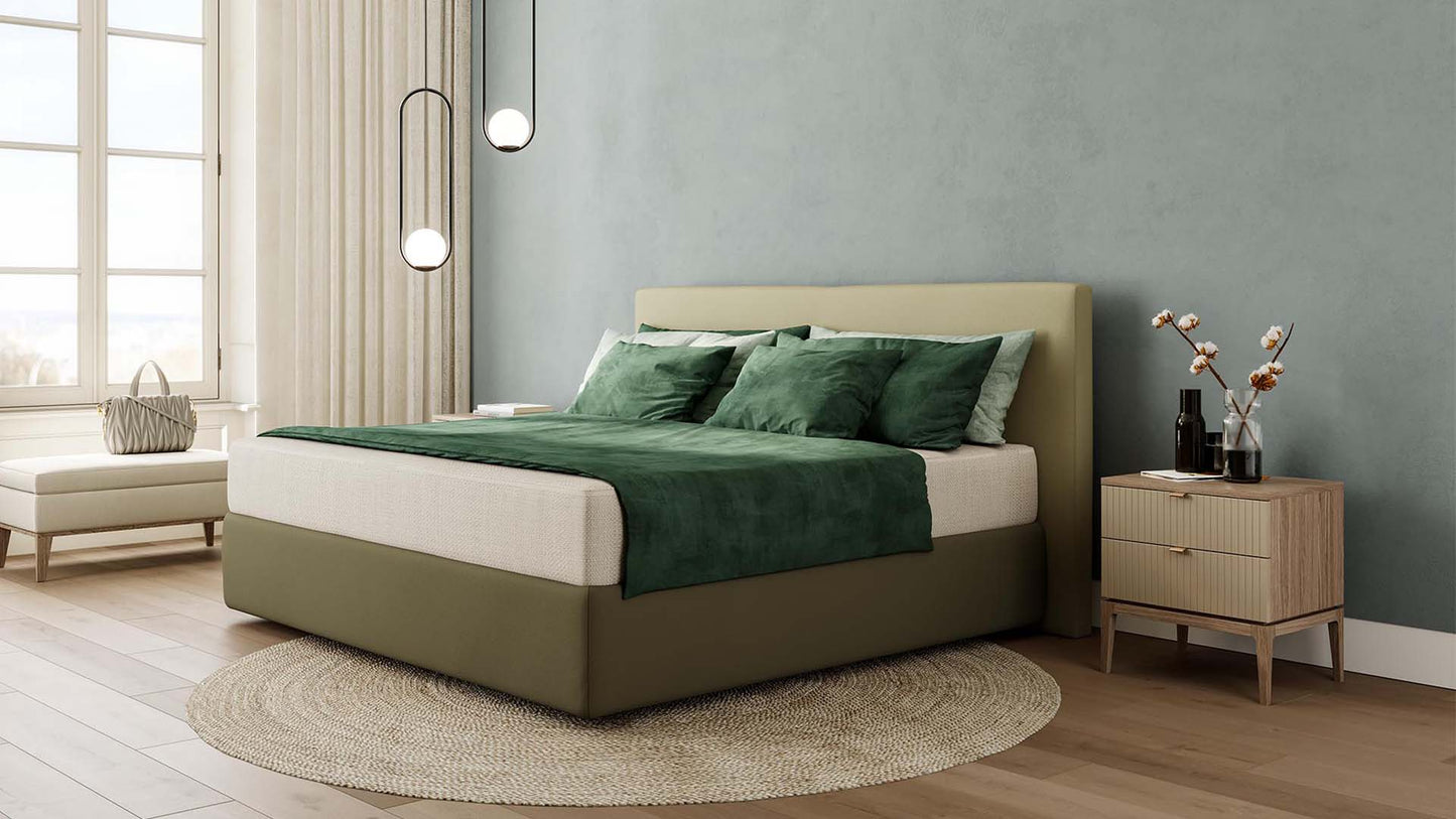 Grünes Schlafzimmer mit Hüsler Nest Bett in olivgrünem Leder und glattem Kopfteil als natürliches Boxspringbett.