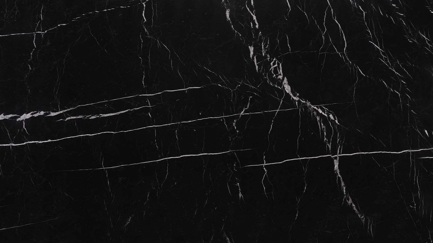Marmor Arbeitsplatte mit tief schwarzer Grundfarbe und feinadriger, heller Maserung in der Farbe Nero Marquina.