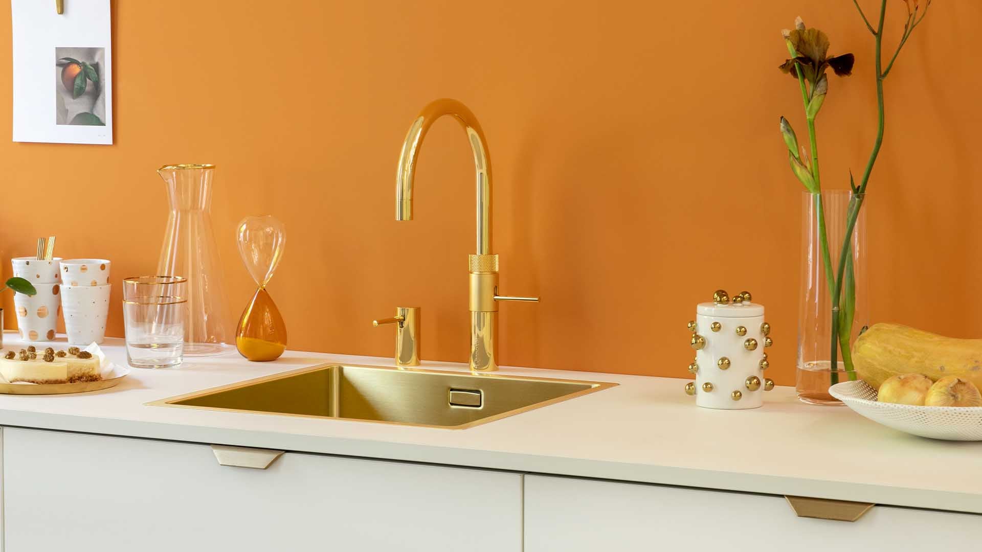 Weisse Küchenfront mit Quooker Fusion Square oder Round in gold.