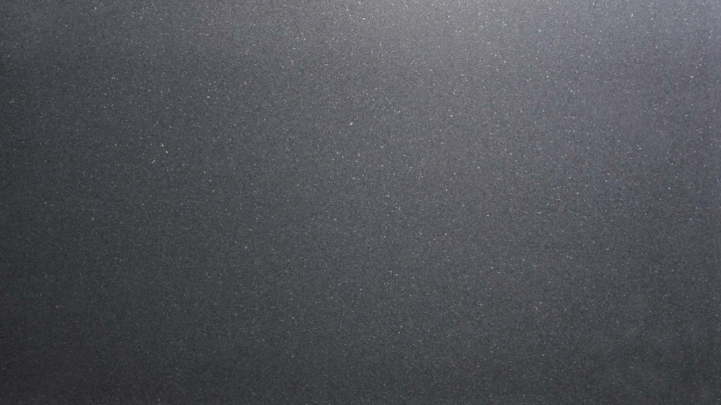 Naturstein Küchenarbeitsplatte in gesamt schwarz-atnhrazithfarbender, ruhiger und feiner Oberfläche mit dezent weißen Einsätzen in semi gloss in der Farbe Argento Black.